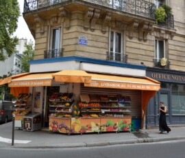 Sklep owocowy na Rue d'Assas Klimatyczny sklep owocowy na rogu paryskiej ulicy