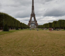 Wieża Eiffla z Champ de Mars Wieża Eiffla widziana z Champ de Mars, Paryż