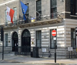 Ambasada Polska w Londynie Budynek Ambasady Polski w Londynie z polską i unijną flagą