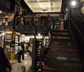 Camden – mroczna księgarnia Klimatyczna księgarnia z drewnianymi schodami w Camden