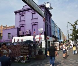 Camden Market – fioletowa kamienica Fioletowa kamienica i stragany z pamiątkami na Camden Market