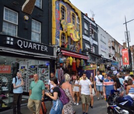 Camden Market – tłum turystów Kolorowe kamienice i tłum turystów na głównej ulicy Camden Market