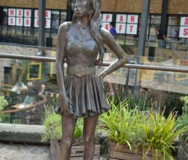 Pomnik Amy Winehouse w Camden Brązowy pomnik Amy Winehouse w Camden Market