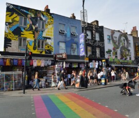 Camden – tęczowe przejście Tęczowe przejście dla pieszych i murale na ulicy Camden
