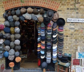 Camden – sklep z kapeluszami Sklep obwieszony kapeluszami w Camden Market