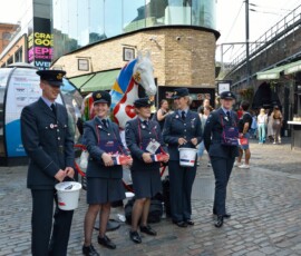 Camden – stewardesy lotnicze zbierające datki Stewardesy w mundurach lotniczych zbierające datki przy Camden Market