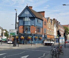Camden – kolorowe uliczki Charakterystyczna niebieska kamienica na rogu ulicy w Camden