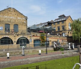 Camden Lock – budynek Dingwalls Historyczny budynek T.E. Dingwall przy śluzie Camden Lock na kanale Regent's Canal