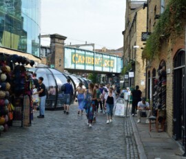 Camden Lock Market – zaułek Brukowany zaułek Camden Lock Market z charakterystycznym szyldem