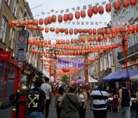 Chinatown – Gerrard Street Ulica Gerrard Street w Chinatown ozdobiona czerwonymi lampionami
