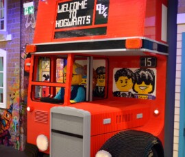 LEGO store – autobus Welcome to Hogwarts Czerwony autobus piętrowy z LEGO z napisem Welcome to Hogwarts przy LEGO Store