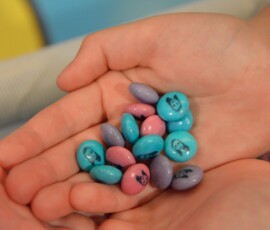 M&M's World – personalizowane M&M's Kolorowe personalizowane M&M's z twarzami w dłoniach