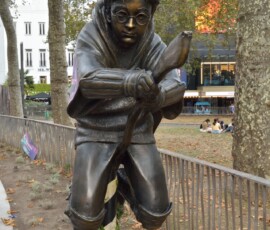 Pomnik Harry'ego Pottera na Leicester Square Brązowy pomnik Harry'ego Pottera wspinającego się na drzewo przy Leicester Square