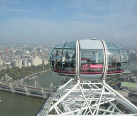 London Eye – kapsuła widokowa nad Tamizą Kapsuła London Eye z panoramą Londynu i Tamizą w tle