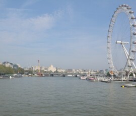 London Eye nad Tamizą London Eye nad brzegiem Tamizy widziany z mostu Westminster