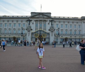 Marianna przed Pałacem Buckingham Marianna stojąca przed Pałacem Buckingham w Londynie