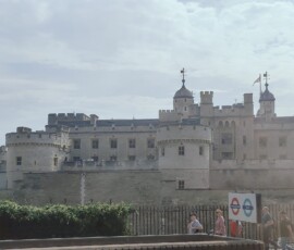 Tower of London Tower of London widziany od strony Tamizy z logo metra w rogu