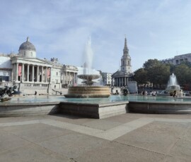 Trafalgar Square – fontanny i National Gallery Fontanny na Trafalgar Square z budynkiem National Gallery w tle