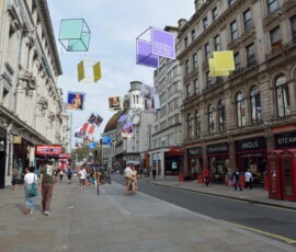 Leicester Square – West End Szeroka ulica West Endu z instalacjami artystycznymi unoszącymi się w powietrzu