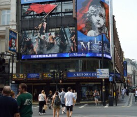 West End – musical Les Misérables Fasada teatru z reklamą musicalu Les Misérables przy Sondheim Theatre