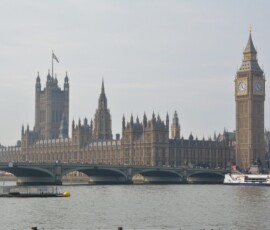 Westminster Bridge i Big Ben od strony Tamizy Pałac Westminsterski z Big Benem i Westminster Bridge widziany z brzegu Tamizy