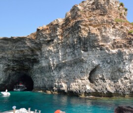 Blue Grotto – jaskinia morska Turkusowa woda przy wejściu do jaskini Blue Grotto
