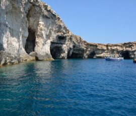 Blue Grotto – skały i jaskinie Białe skały z jaskiniami i łodzie przy Blue Grotto