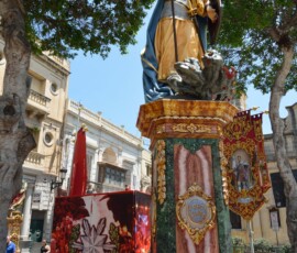 Malta – figura świętej podczas festy Procesyjna figura świętej na piedestale podczas maltańskiej festy
