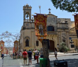 Malta – festa przy kościele Kościół z bannerami świętych podczas tradycyjnej maltańskiej festy