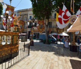 Malta – festa na placu Plac z dekoracjami festiwalowymi i straganami podczas festy