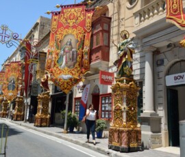 Malta – festa, bannery świętych Ulica z bannerami świętych i złotymi ołtarzami podczas festy