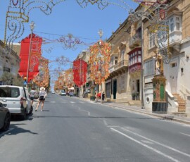 Malta – ulica podczas festy Maltańska ulica ozdobiona dekoracjami podczas tradycyjnej festy