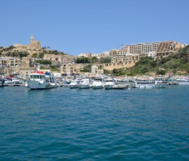 Gozo – port Mġarr Port Mġarr na wyspie Gozo z kościołem na wzgórzu