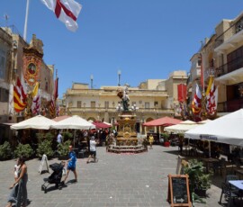Gozo – plac Victoria z dekoracjami Plac Independence Square w Victorii na Gozo z dekoracjami