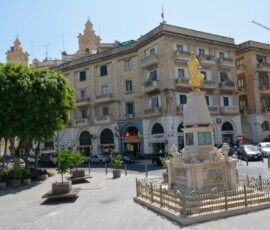 Marsaskala – piazza z fontanną Piazza z fontanną i złotą figurą w centrum Marsaskali