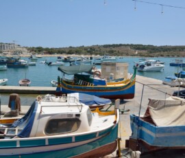 Marsaxlokk – tradycyjne łodzie luzzu Kolorowe tradycyjne łodzie luzzu w porcie Marsaxlokk