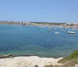 Marsaxlokk – zatoka z łodziami Panorama zatoki Marsaxlokk z kolorowymi łodziami