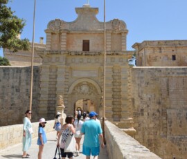 Mdina – Brama Mdindy Turystów przy zabytkowej Bramie Mdindy