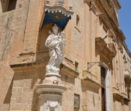 Mdina – figura świętego przy kościele Biała figura świętego przy kościele w Mdinie