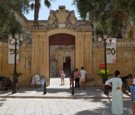 Mdina – wejście do pałacu Wejście do zabytkowego pałacu w Mdinie z armatami