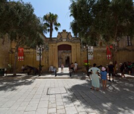 Mdina – dziedziniec pałacu Dziedziniec przed wejściem do pałacu w Mdinie