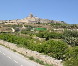 Mdina – panorama z daleka Panorama Mdindy – Cichego Miasta – na wzgórzu, widok z drogi
