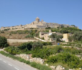 Mdina – panorama z drogi Mdina z murami obronnymi i katedrą widoczna z drogi