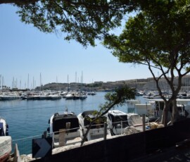 Msida – marina jachtowa Marina w Msidzie z jachtami i fortyfikacjami w tle