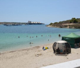 Peter's Pool – plaża przy skałach Plaża z turkusową wodą przy Peter's Pool na Malcie
