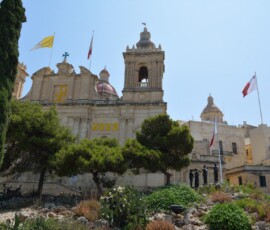Rabat – Kościół Świętego Pawła z flagami Kościół Świętego Pawła w Rabacie z flagą maltańską i watykańską