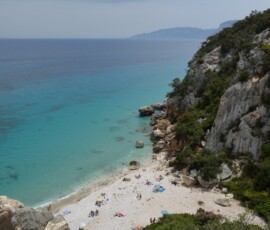 Plaża Cala Fuili z góry Widok z góry na dziką plażę Cala Fuili z turkusową wodą i białymi skałami