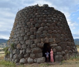 Marianna przy wejściu do nuraghe Marianna stojąca przy wejściu do potężnego prehistorycznego nuraghe
