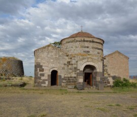 Kościół Santa Sabina z nuraghe Romański kościół Santa Sabina obok prehistorycznego nuraghe w środkowej Sardynii