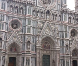 Florencja – fasada katedry Santa Maria del Fiore Fasada florenckiej katedry Santa Maria del Fiore z marmurowymi dekoracjami